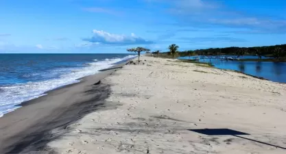 Praia de Guaratiba: Tranquilidade e Natureza no Sul da Bahia